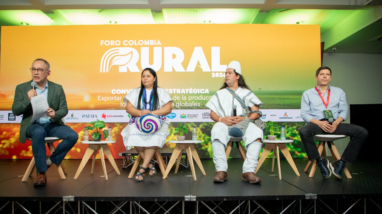 De izquierda a derecha: Jorge Villamizar, periodista de SEMANA; Claribeth Navarro Izquierdo, representante legal de Asoseynekun; Saúl Mindiola Romo, gerente de la comercializadora Asoseynekun; Rubén Escamilla, director país de Socodevi en Colombia.