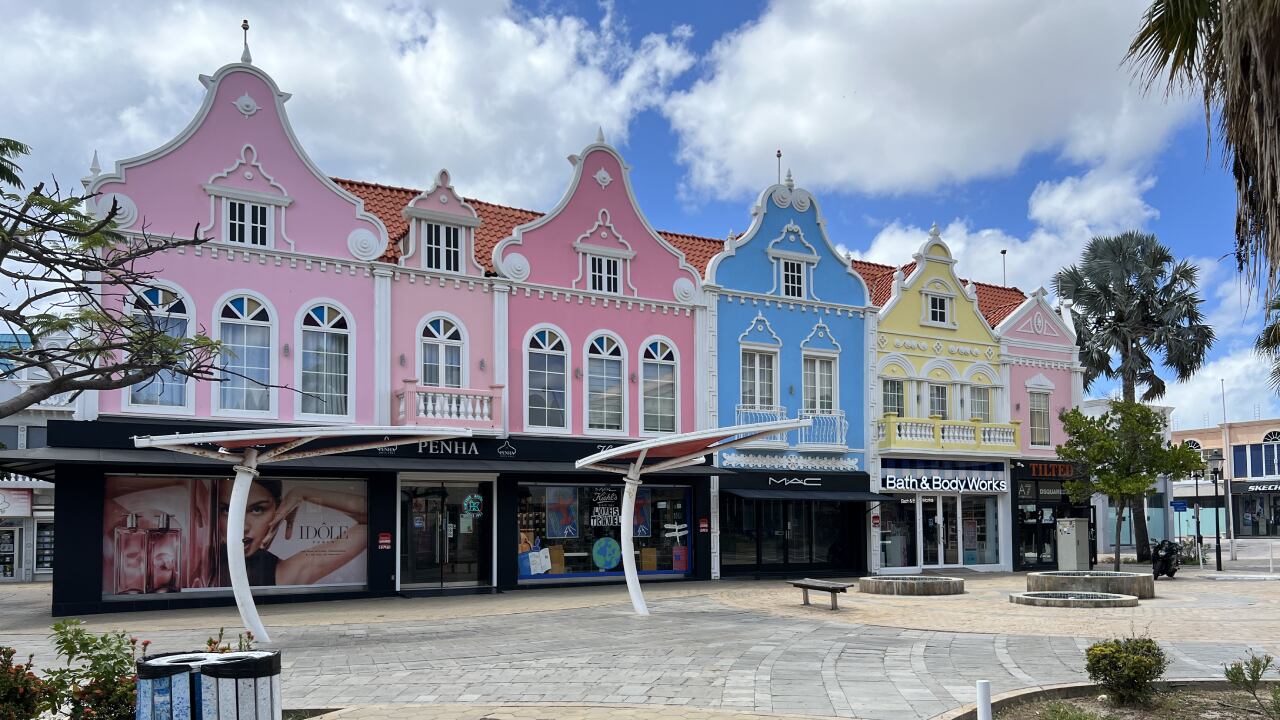 Oranjestad es la vibrante capital de Aruba, una ciudad costera que combina arquitectura colonial holandesa de colores vivos con modernos centros comerciales, vida cultural y un animado puerto turístico.