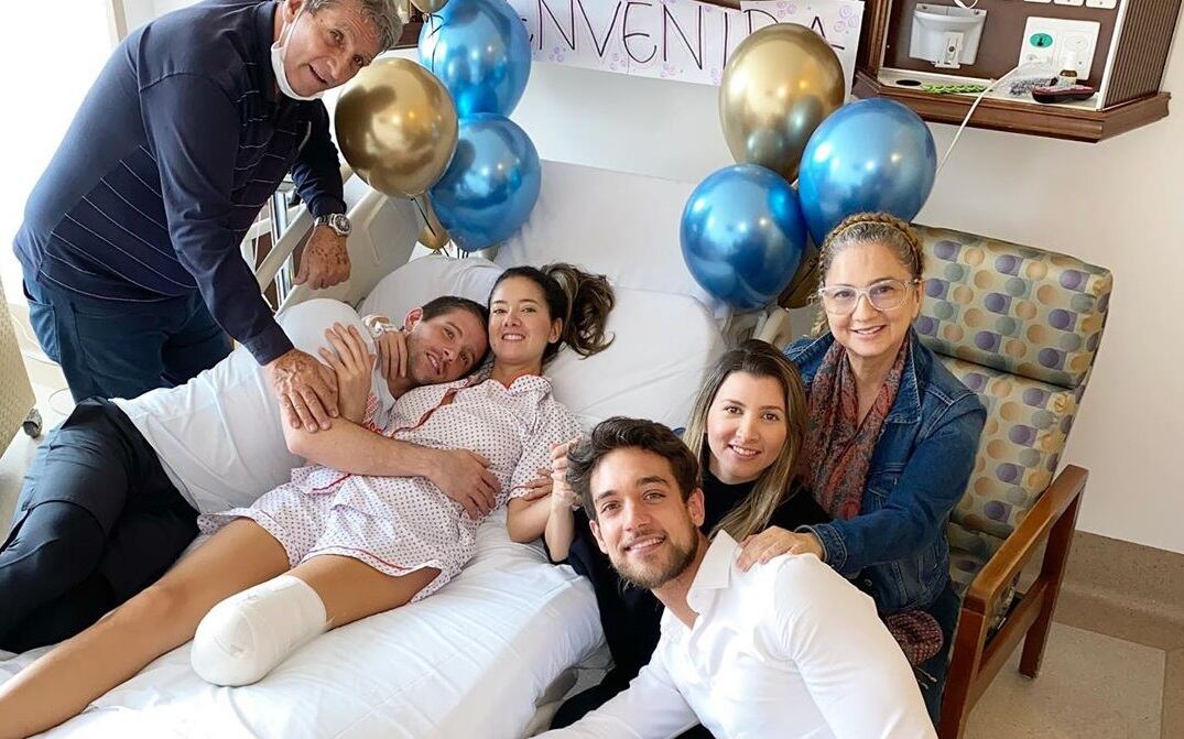 La exseñorita Colombia Daniella Álvarez, acompañada de su familia tras la amputación de parte de su pierna izquierda.