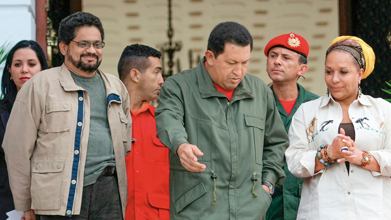 En el pasado, Córdoba solía verse acompañada por el mandatario Hugo Chávez y el hoy jefe de la Segunda Marquetalia, Iván Márquez. También posó con el abatido Jesús Santrich.