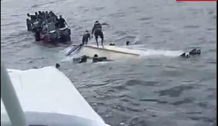 Dos unidades de lanchas con varios buzos expertos hacen un barrido para encontrar a dos pasajeros desaparecidos. Naufragio en el Golfo de Urabá.