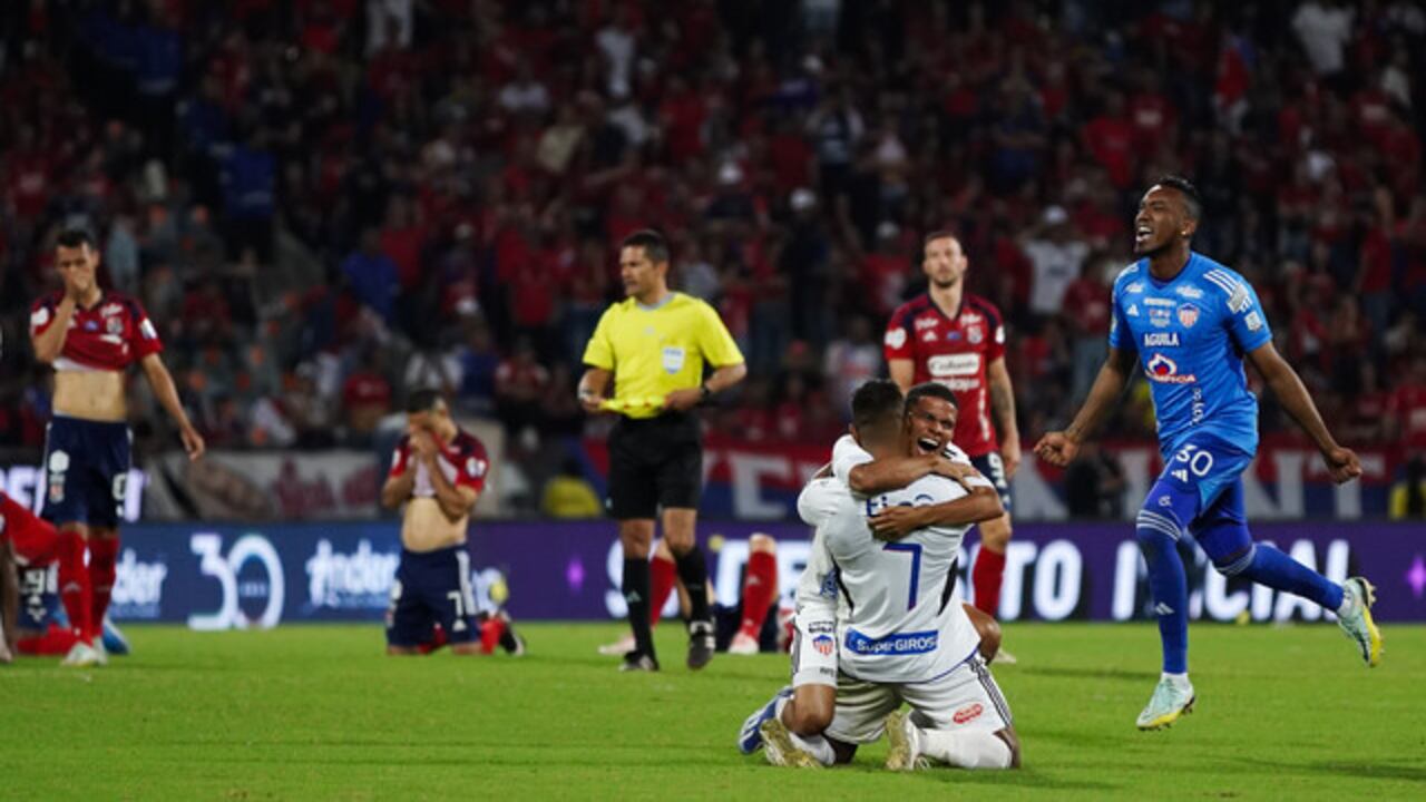 Un marco impresionante en la previa de la llegada al estadio y el pitazo inicial por parte del juez Nicolás Gallo, se vivió en el estadio Atanasio Girardot, que recibió la gran final de la Liga Betplay 2023-II. Todo, por un partido que sería un total espectáculo donde el local impuso las condiciones en busca de la estrella de fin de año. Foto: Colprensa