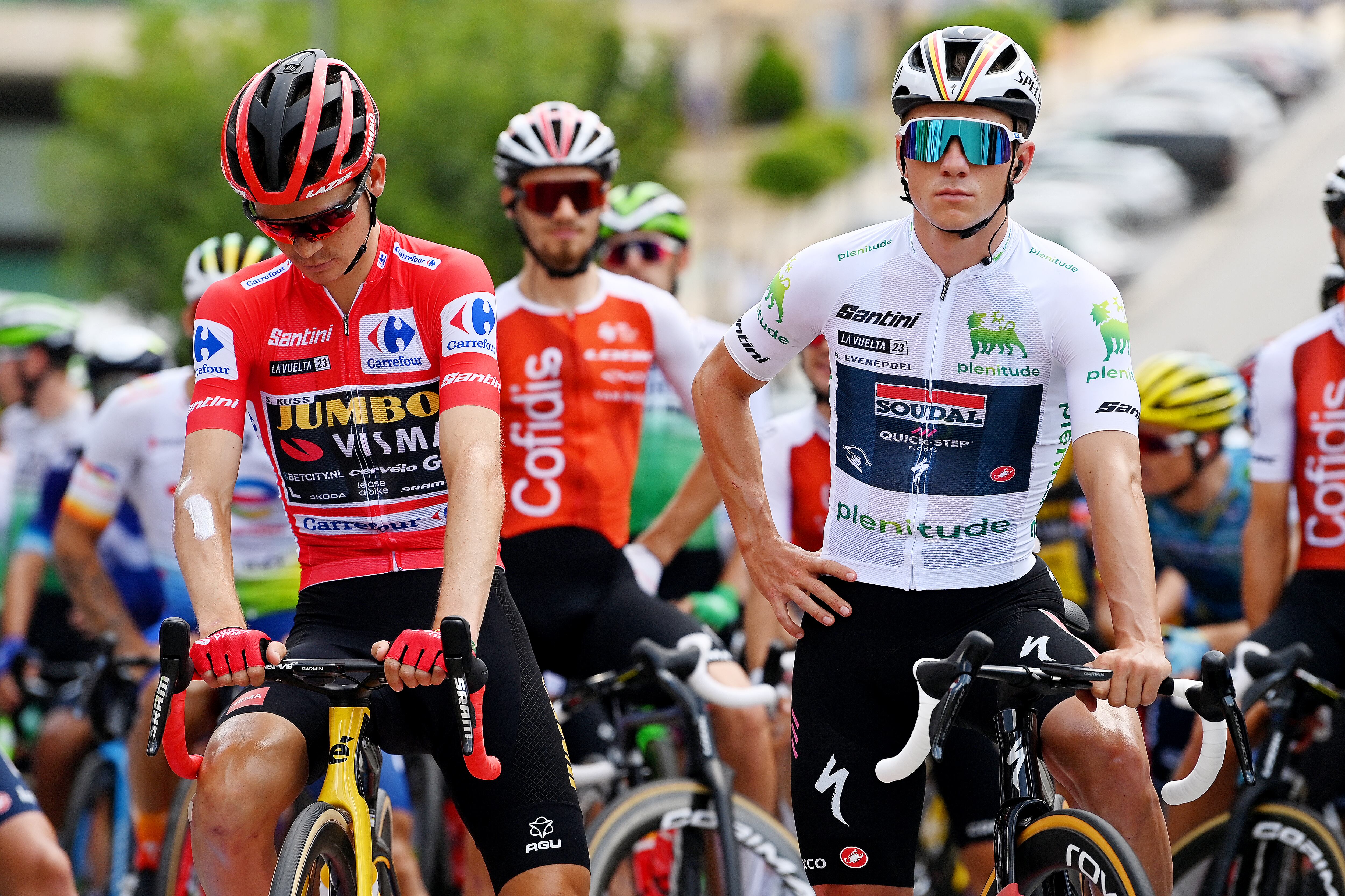 OLVEGA, ESPAÑA - 7 DE SEPTIEMBRE: (De izquierda a derecha) Sepp Kuss de Estados Unidos y Team Jumbo-Visma - Red Leader Jersey y Remco Evenepoel de Bélgica y Team Soudal - Quick Step - Mejor camiseta joven blanca antes de la 78.ª Vuelta a España 2023. Etapa 12 a 150,6km de Ólvega a Zaragoza / #UCIWT / el 07 de septiembre de 2023 en Ólvega, España. (Foto de Tim de Waele/Getty Images)