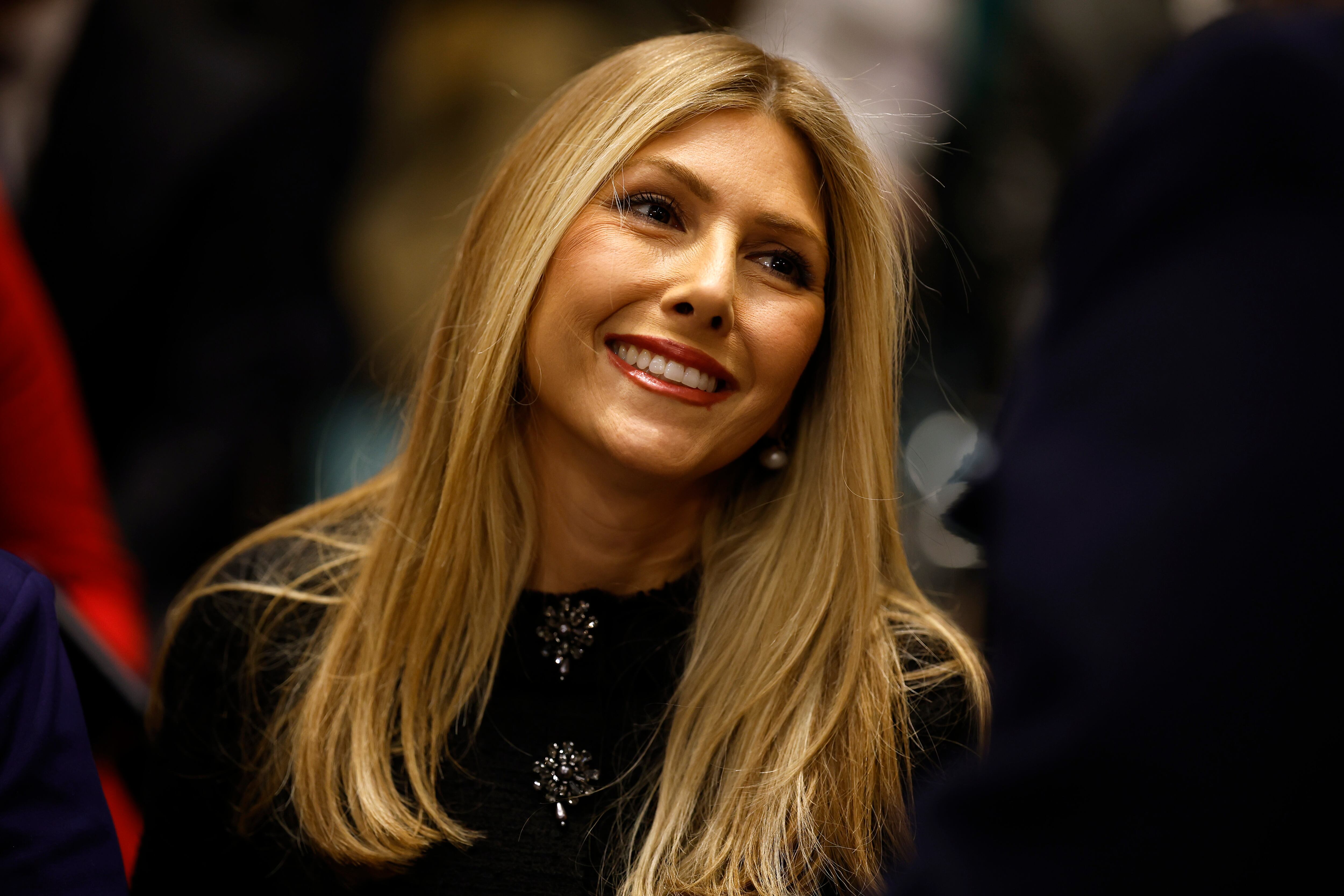 Jeanette Dousdebes Rubio, esposa del senador Marco Rubio (R-FL), candidato del presidente electo Donald Trump para Secretario de Estado, llega a su audiencia de confirmación de Relaciones Exteriores del Senado en el edificio de oficinas del Senado Dirksen en enero 15 de octubre de 2025 en Washington, DC.