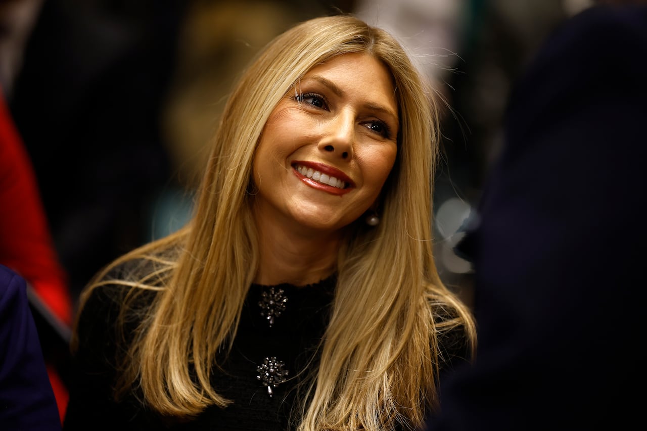 Jeanette Dousdebes Rubio, esposa del senador Marco Rubio (R-FL), candidato del presidente electo Donald Trump para Secretario de Estado, llega a su audiencia de confirmación de Relaciones Exteriores del Senado en el edificio de oficinas del Senado Dirksen en enero 15 de octubre de 2025 en Washington, DC.