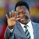 Pelé saluda antes de un partido de la Copa Africana de Naciones entre Costa de Marfil y Gambia en Libreville, Gabón, el 12 de febrero de 2012