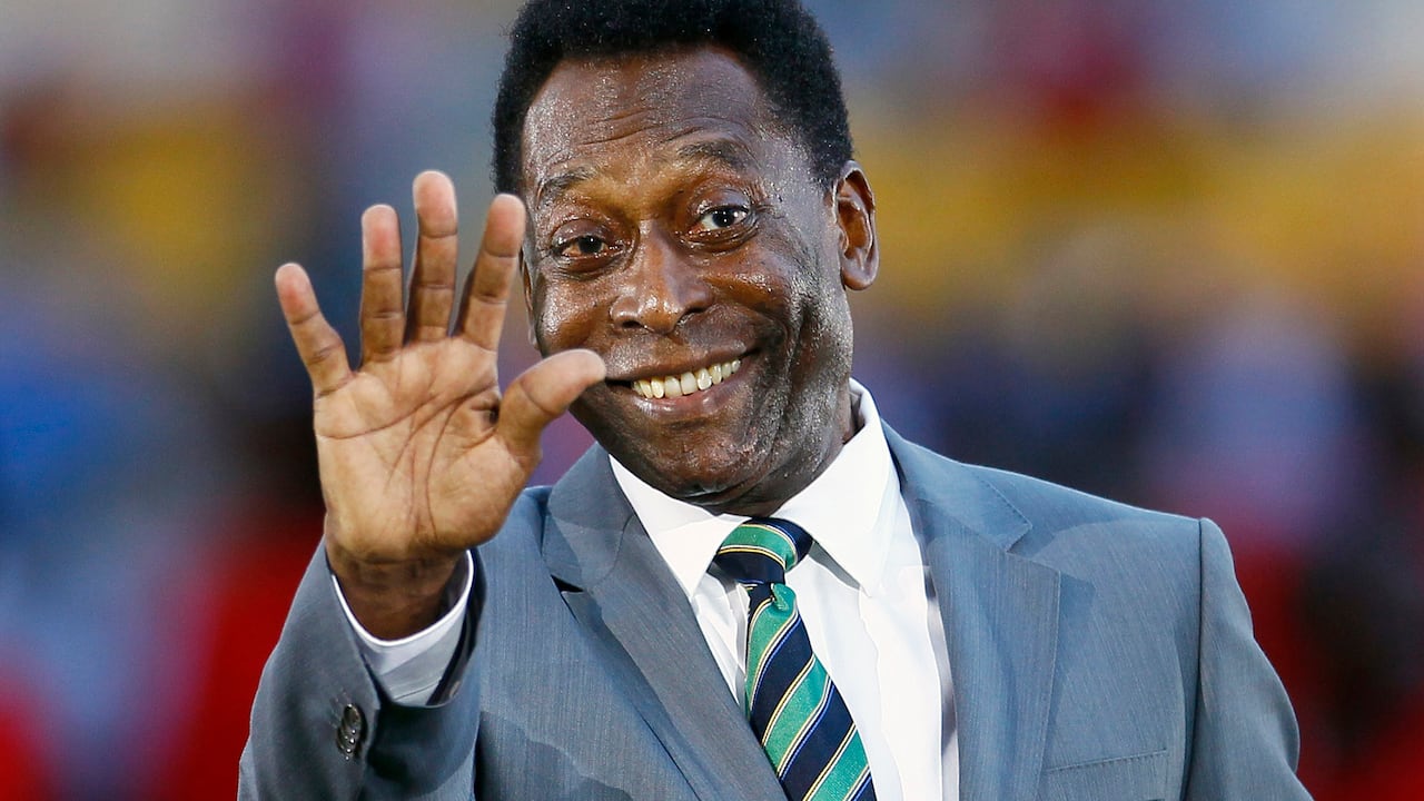 Pelé saluda antes de un partido de la Copa Africana de Naciones entre Costa de Marfil y Gambia en Libreville, Gabón, el 12 de febrero de 2012.