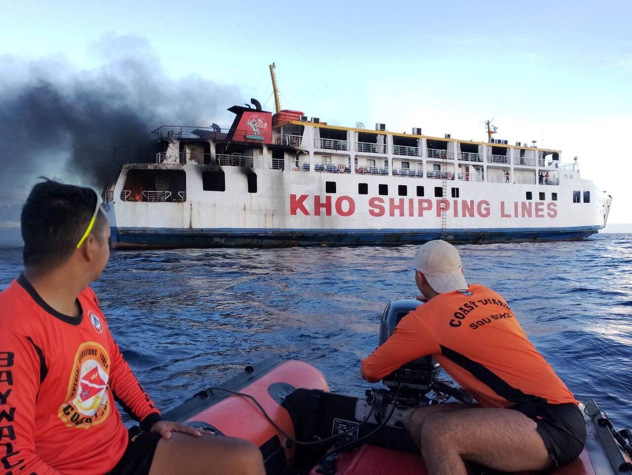 Los guardacostas filipinos observan cómo se eleva el humo debido a un incendio masivo en un ferry en Bohol, Filipinas, el 18 de junio de 2023