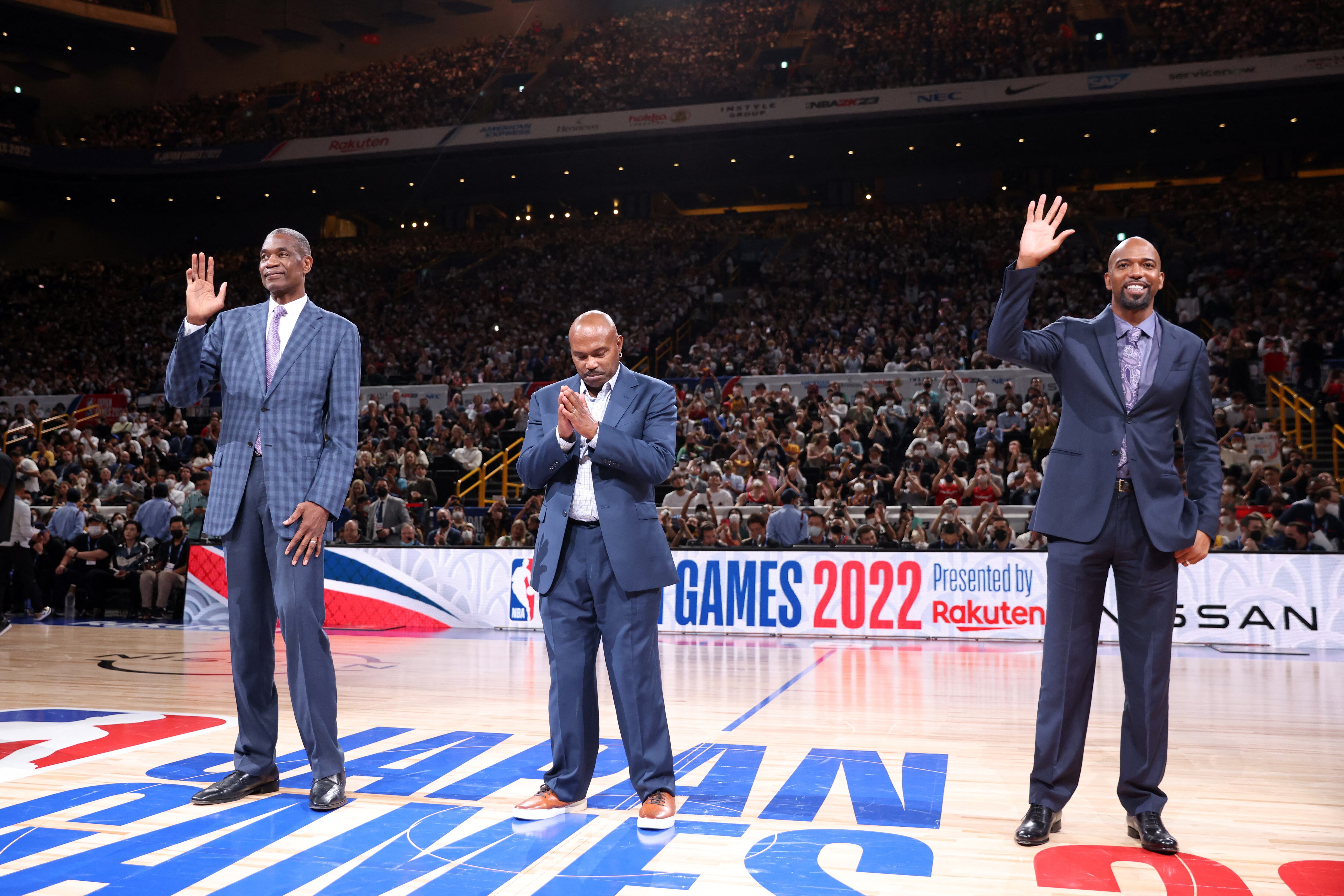 Los ex jugadores de la NBA, Dikembe Mutombo, Tim Hardaway y Richard Hamilton saludan a los fanáticos como parte de los Juegos NBA Japón 2022 el 30 de septiembre de 2022 en el Saitama Super Arena en Saitama, Japón.
