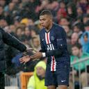 Mbappé y Zidane durante un partido entre PSG y Real Madrid
