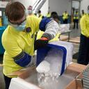 Las vacunas deben ser transportadas a una temperatura de -70 grados centígrados, por eso se empacan en hielo seco.