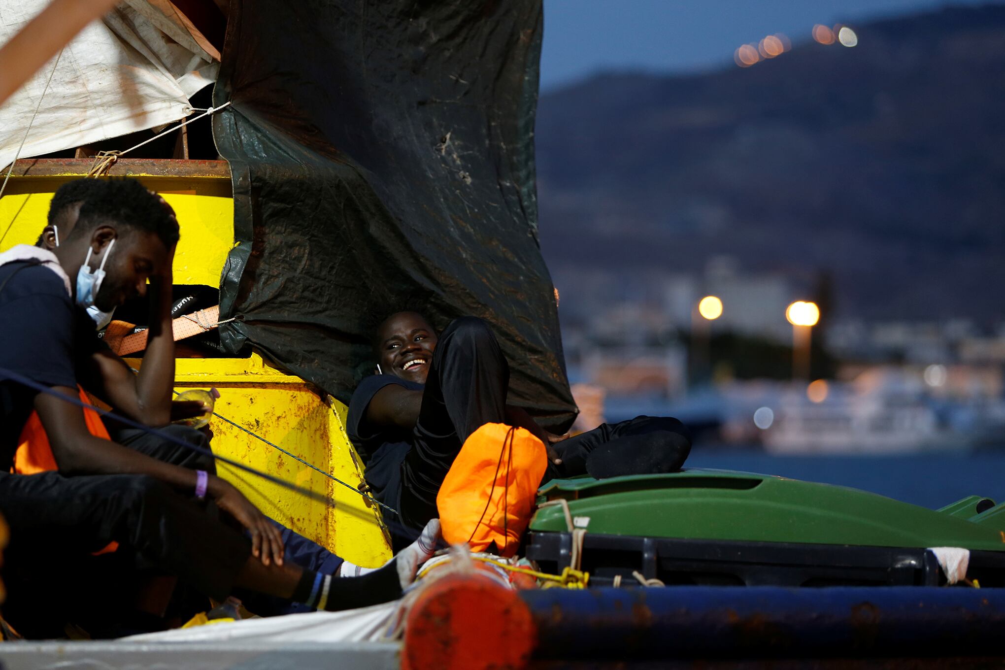 Último grupo de migrantes rescatados desembarque de la nave de rescate migrante Wee-Watch 3 en Sicilia