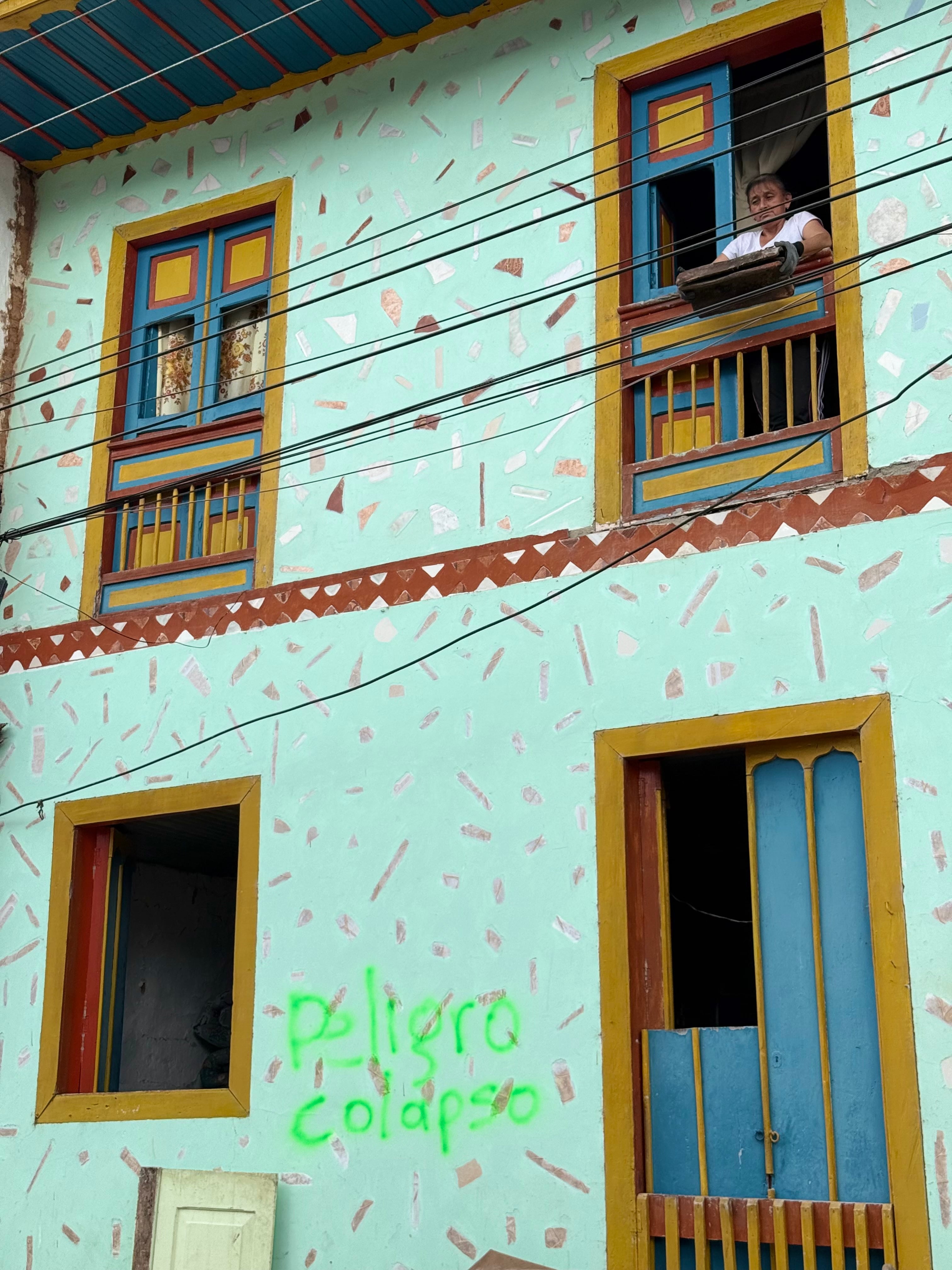 La gente insiste en evacuar sus pertenencias así corra peligro.