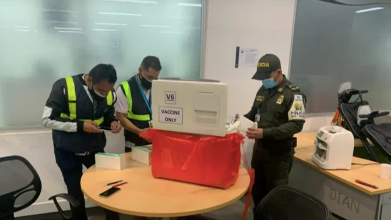 Las autoridades del Aeropuerto El Dorado retuvieron 70 vacunas que iban a ingresar ilegalmente al país.