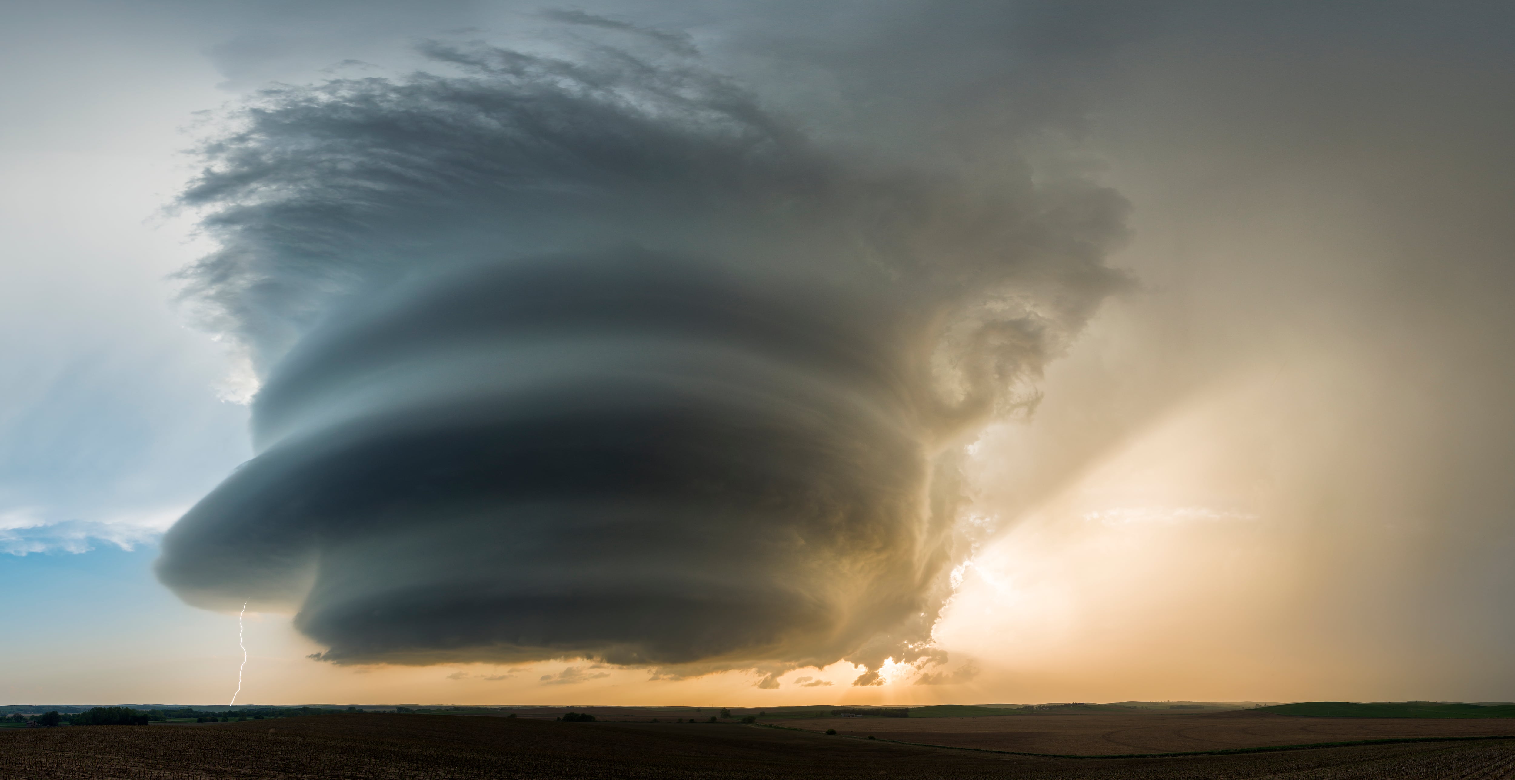 El color rojizo se produce por la alta concentración de polvo de óxido de hierro en la zona, típica de áreas áridas del país.