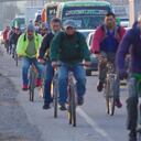 Cientos de ciclistas se dirigen a sus trabajos en la ruta que conduce desde Mosquera hasta Cota, en el departamento de Cundinamarca.