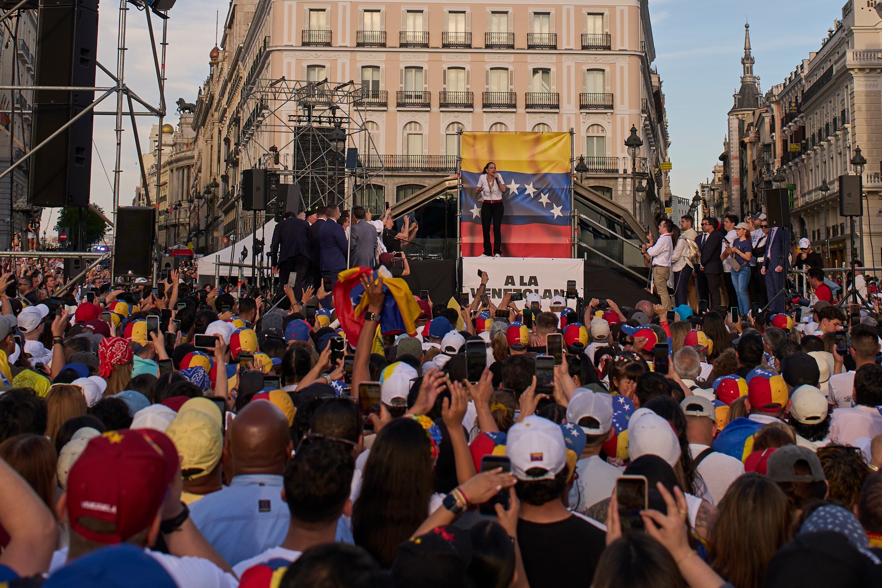 La líder de la oposición venezolana, María Corina Machado, pronuncia un discurso en el escenario frente a sus seguidores en la Puerta del Sol de Madrid, España.