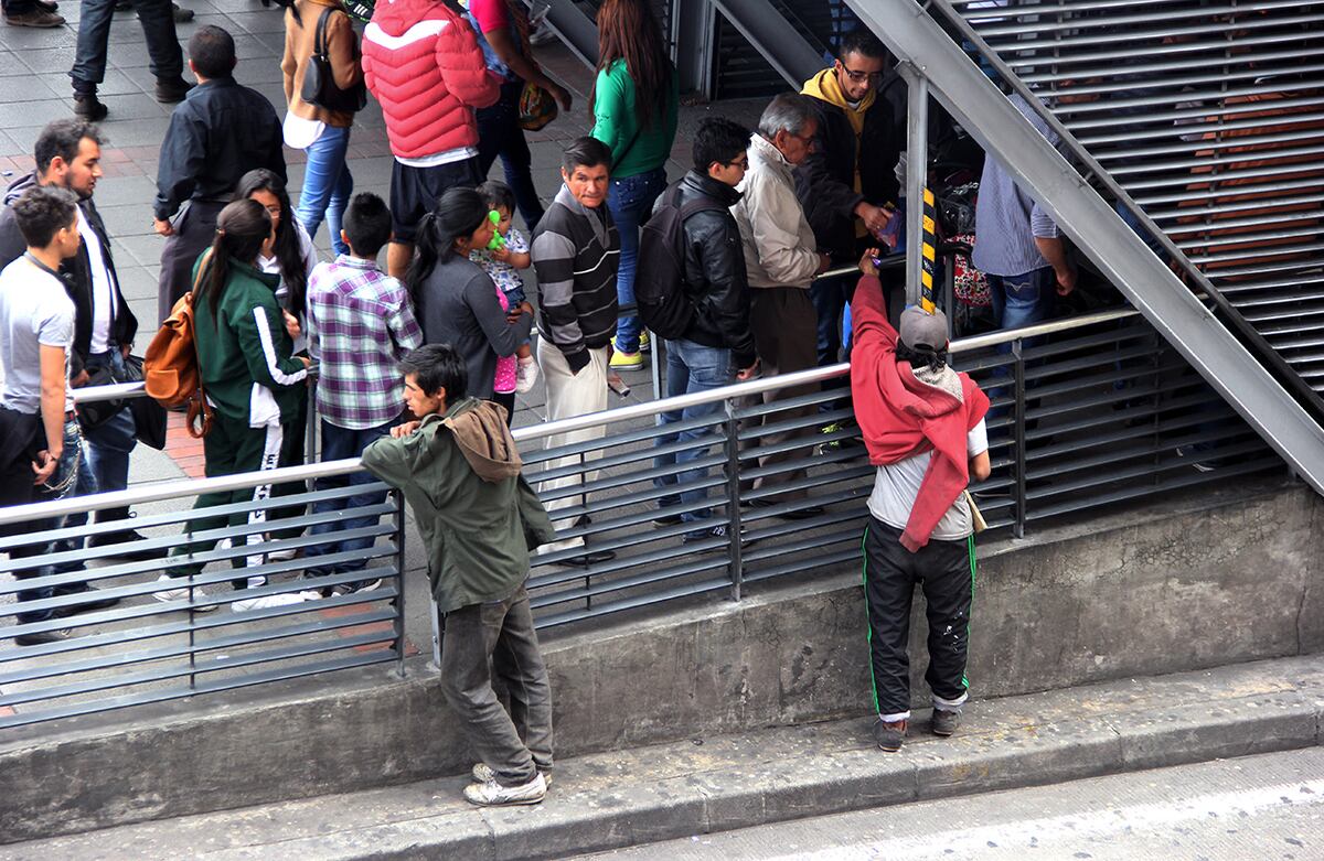 En las filas para comprar los pasajes de Transmilenio, los pasajeros son abordados por los habitantes de la calle pidiéndoles “alguna monedita”.