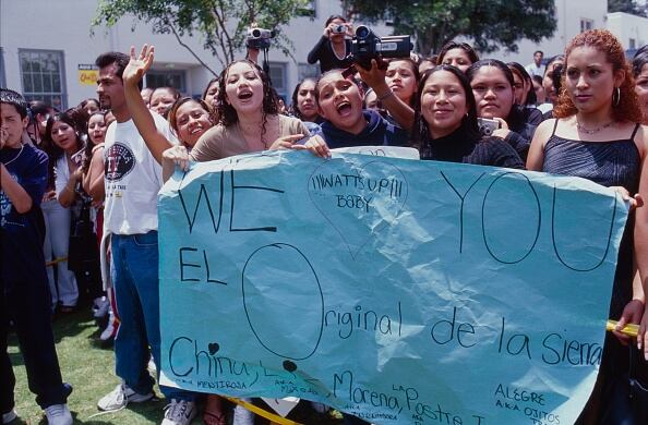 “Les voy a presentar una selección de unas diez rolas (canciones) ¡buenas, buenas, buenas!”, prometió el mandatario.   (Photo by Gregory Bojorquez/Getty Images)