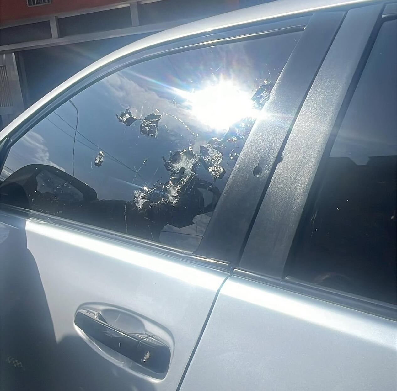 Así quedó la camioneta del empresario de las gaseosas víctima de un atentado del que salió ileso en Rionegro, Antioquia.