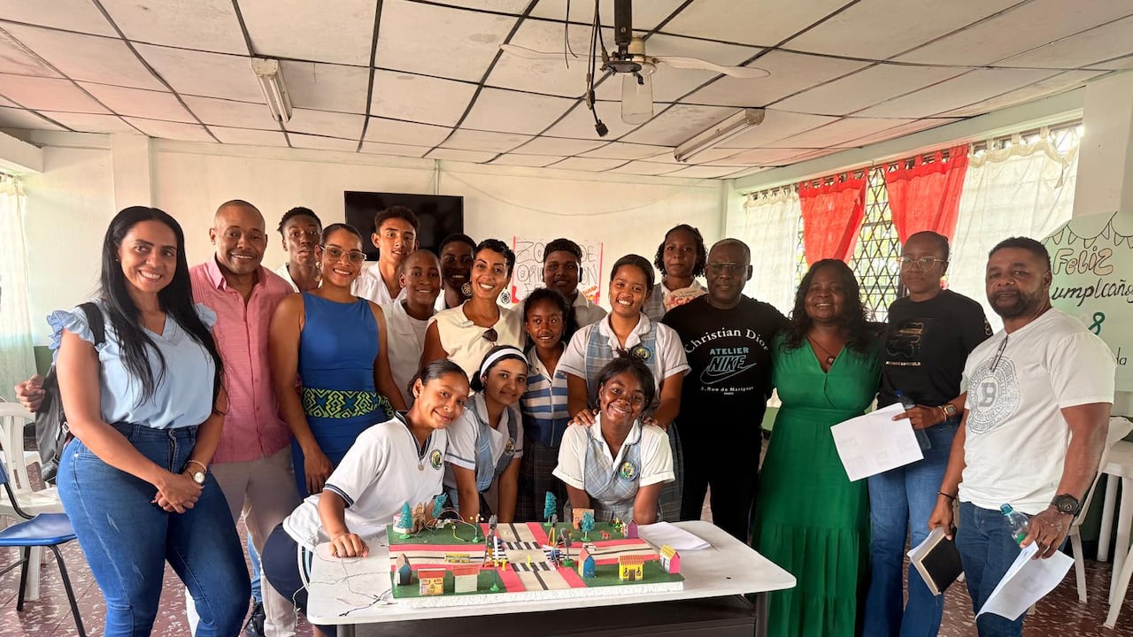 La empresaria estadounidense Jennifer Barbosa, reunida con líderes en Puerto Tejada.