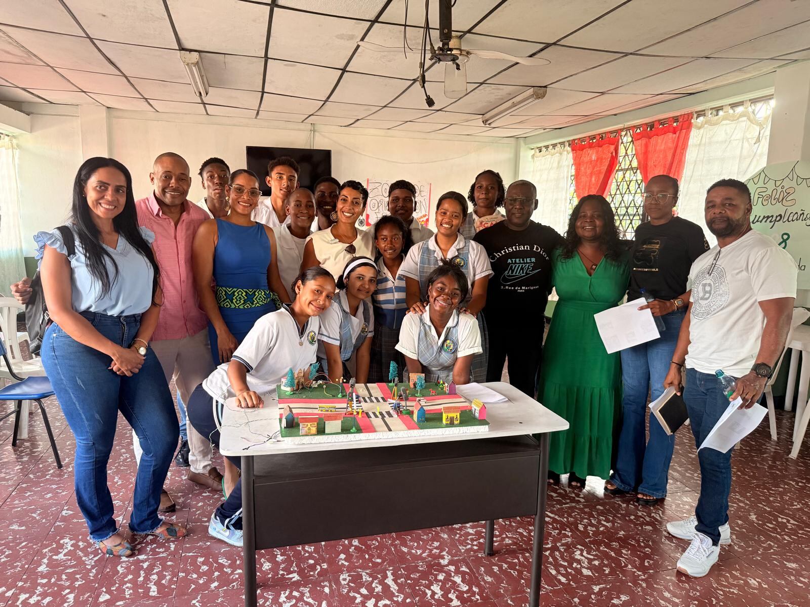 La empresaria estadounidense Jennifer Barbosa, reunida con líderes en Puerto Tejada.