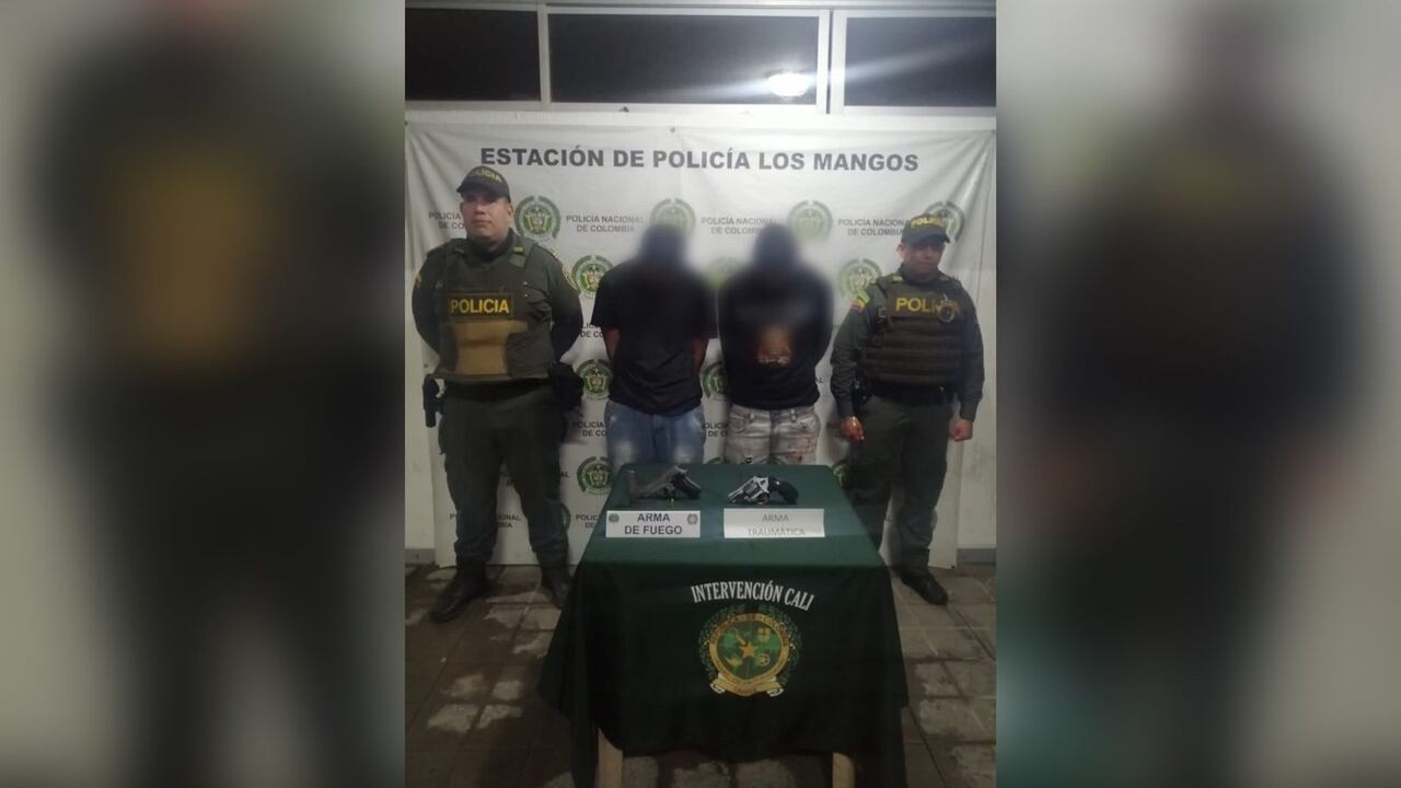 Los ladrones son dos hombres que no pasan los 26 años de edad.