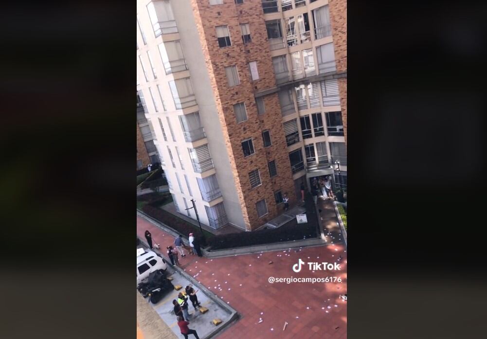 Una mujer decidió lanzar cosas desde un edificio de Bogotá