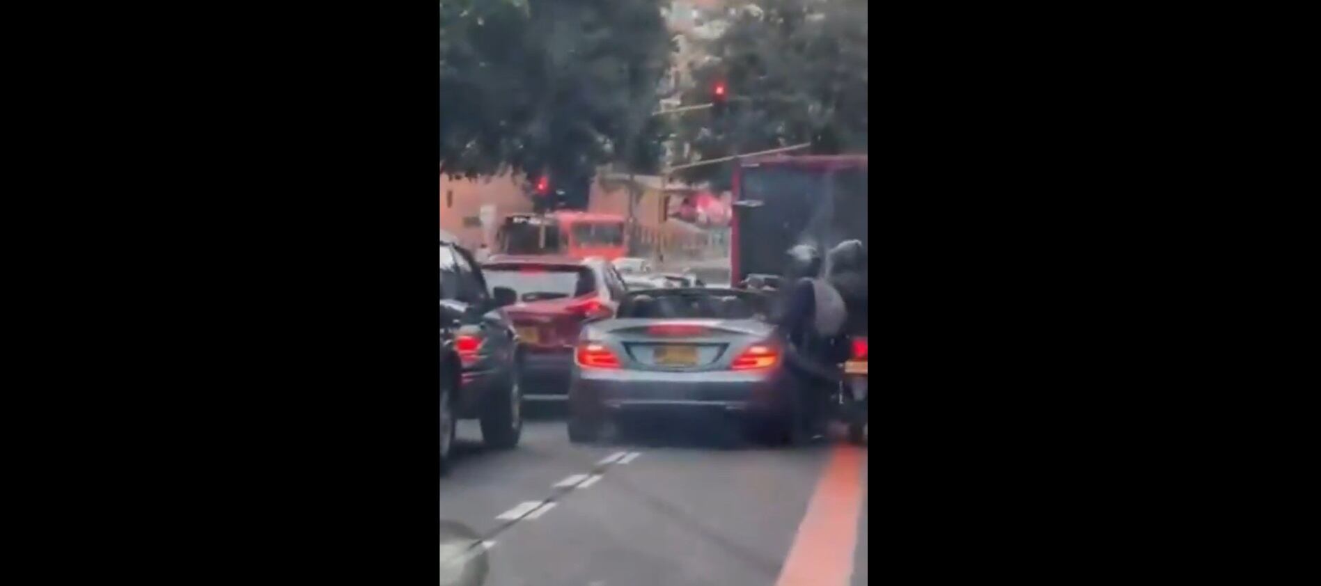 De acuerdo con la imagen que se hizo viral en redes sociales, especialmente en X, los ladrones se movilizaban en dos motocicletas. Según se puede apreciar, uno de ellos, quien al parecer iba de parrillero, se bajó del vehículo y con arma de fuego les apuntó a las personas al interior del carro convertible. El conductor de la moto esperaba mientras su cómplice terminaba de cometer el hurto.