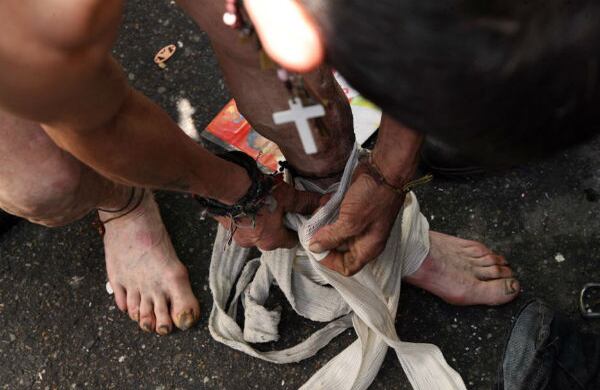 A medida que el sol salía y con el calor de la media mañana, se despojaron de sus ropas viejas y sucias y entraron al duchazo colectivo.
