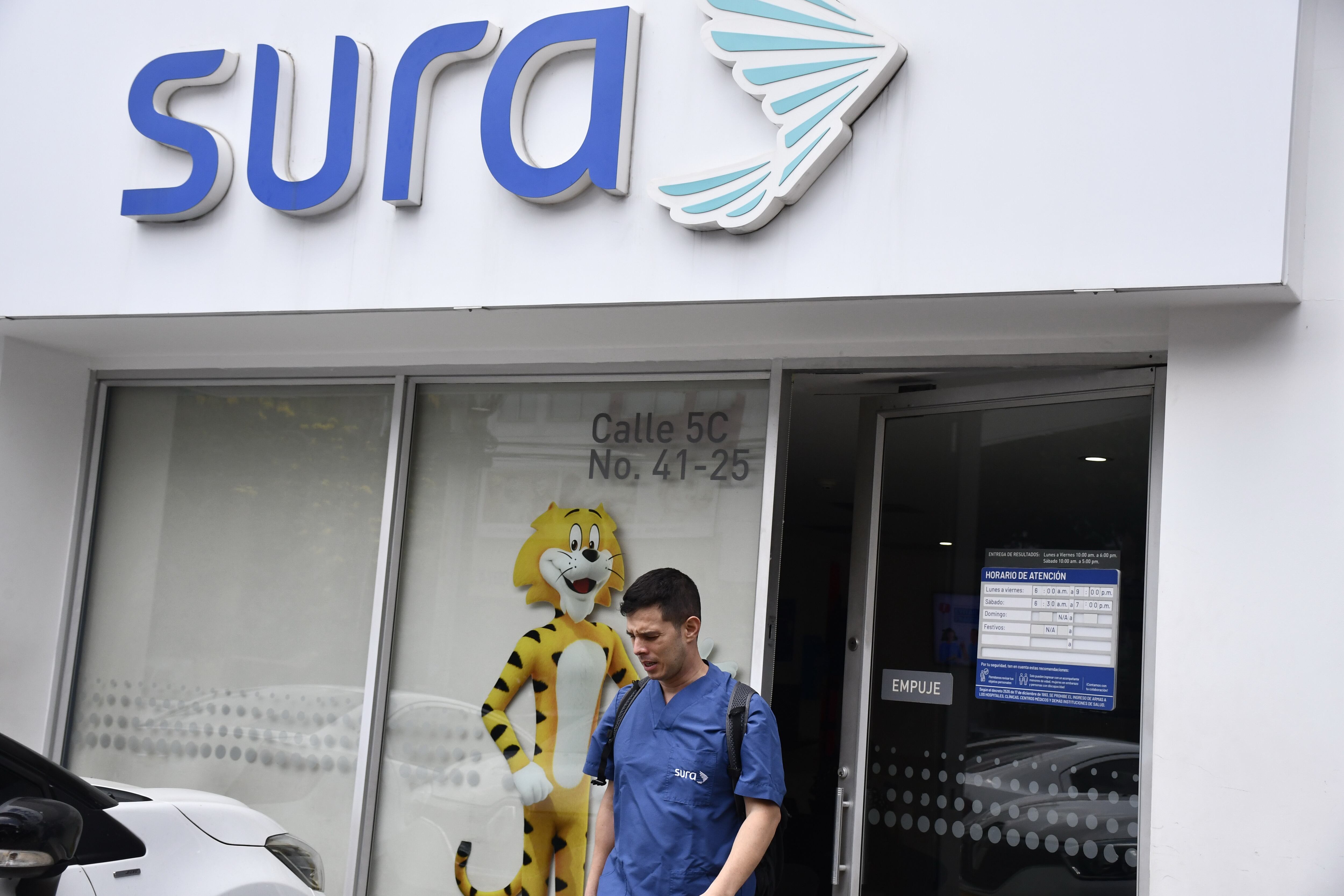 Sigue la crisis en el sistema de salud en Colombia. En la mañana de este martes, 28 de mayo, las directivas de la EPS Sura presentaron una solicitud formal al Gobierno Nacional para retirarse del sistema de salud de Colombia. foto José L Guzmán. EL País