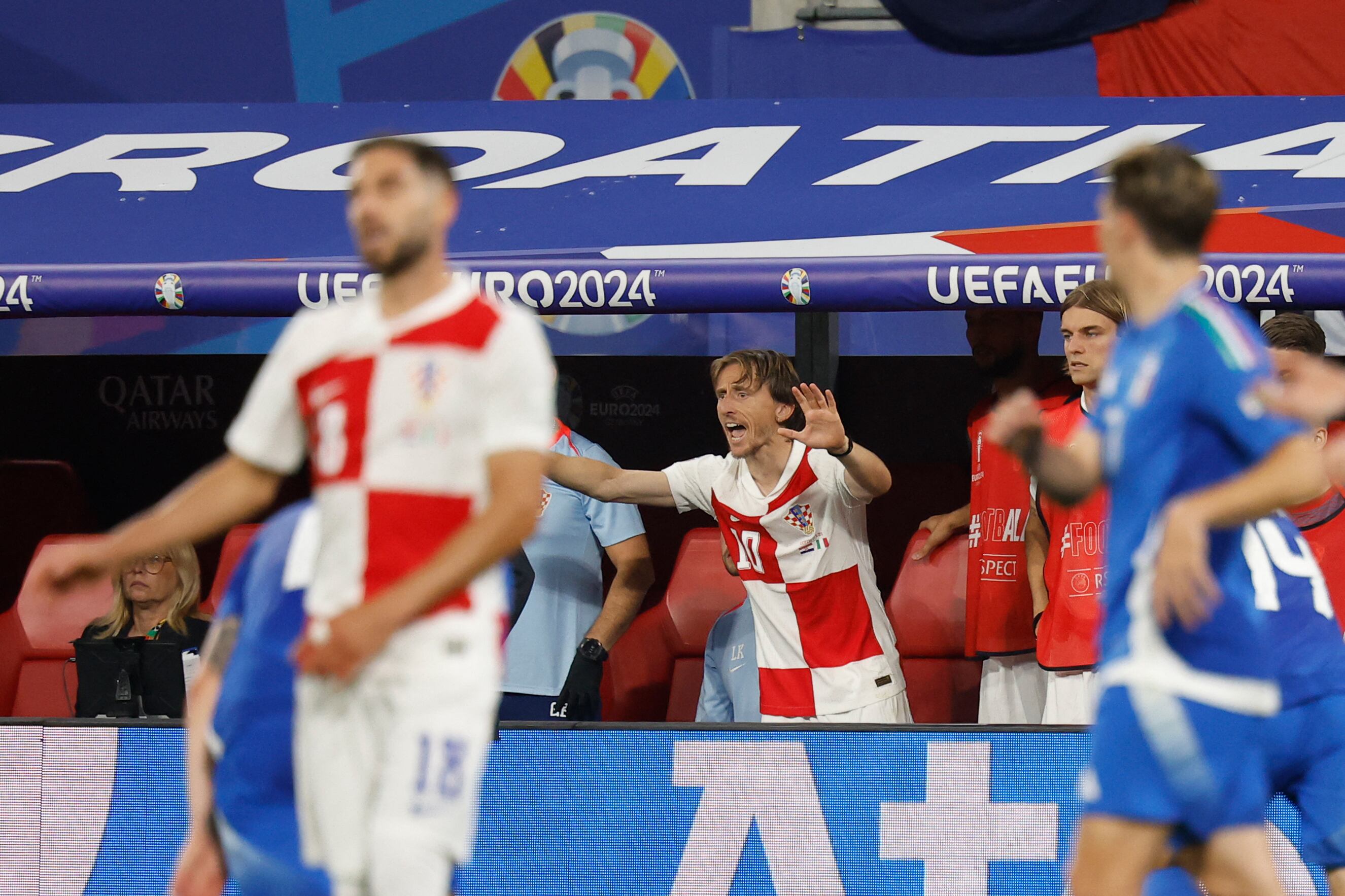 El centrocampista croata #10 Luka Modric (C) y sus compañeros reaccionan en el banquillo durante el partido de fútbol del Grupo B de la UEFA Euro 2024 entre Croacia e Italia en el estadio de Leipzig en Leipzig el 24 de junio de 2024.