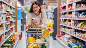Los supermercados son espacios amplios, por lo que el carrito ayuda a evitar cargar los productos manualmente.