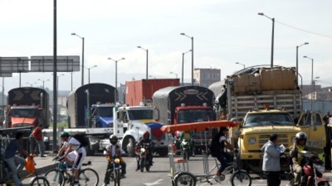 Los bloqueos de algunas vías del país hicieron caer el ingreso de camiones con alimentos a los centros de abastos.