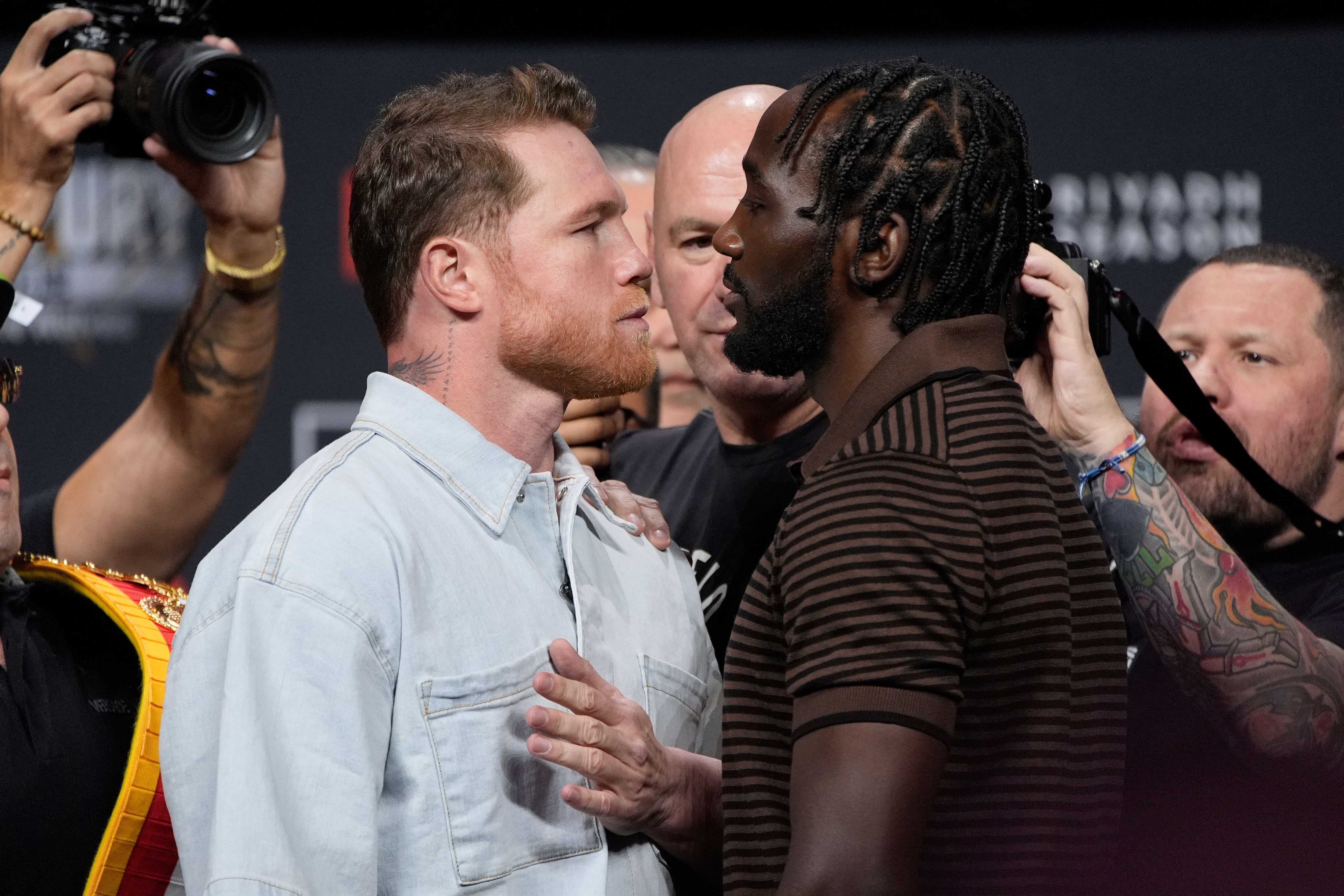 ARCHIVO - El mexicano Saúl "Canelo" Álvarez y el estadounidense Terence Crawford se encaran durante una conferencia de prensa el viernes 27 de junio de 2025, en Las Vegas (AP Photo/John Locher, File)