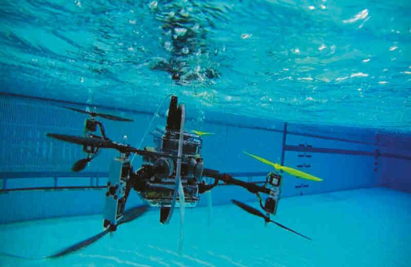 Dron acuático (2017) Puede llegar hasta 30 metros de profundidad, durar cuatro horas bajo el agua, sacar informes sobre la distribución de los peces y ayudarle a pescarlos.