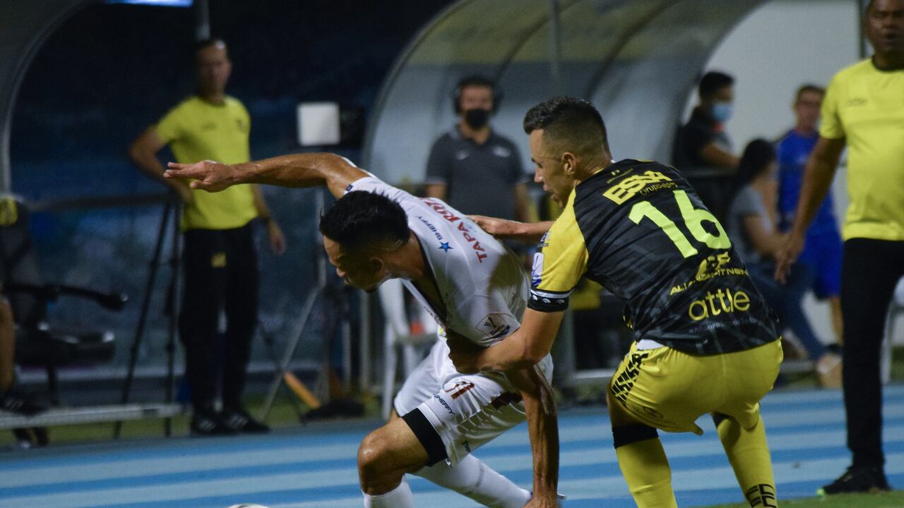 BARRACABERMEJA - COLOMBIA, 28-11-2021: Anderson Plata del Deportes Tolima disputa el balón con Leonardo Saldaña de Alianza Petrolera durante partido por la fecha 21 de la clausura de los cuadrangulares entre Alianza Petrolera y Deportes Tolima como parte de la Liga BetPlay DIMAYOR II 2021 jugado en el estadio Daniel Villa Zapata de la ciudad de Barracabermeja./ Anderson Plata of Deportes Tolima and Leonardo Saldaña of Alianza Petrolera figth for the ball, during a match between Alianza Petrolera and Deportes Tolima of the 21th date for the quarter semifinals date for the BetPlay DIMAYOR II 2021 League played at the Daniel Villa Zapata stadium in Barrancabermeja city Photo: VizzorImage / José David Martínez / Contribuidor