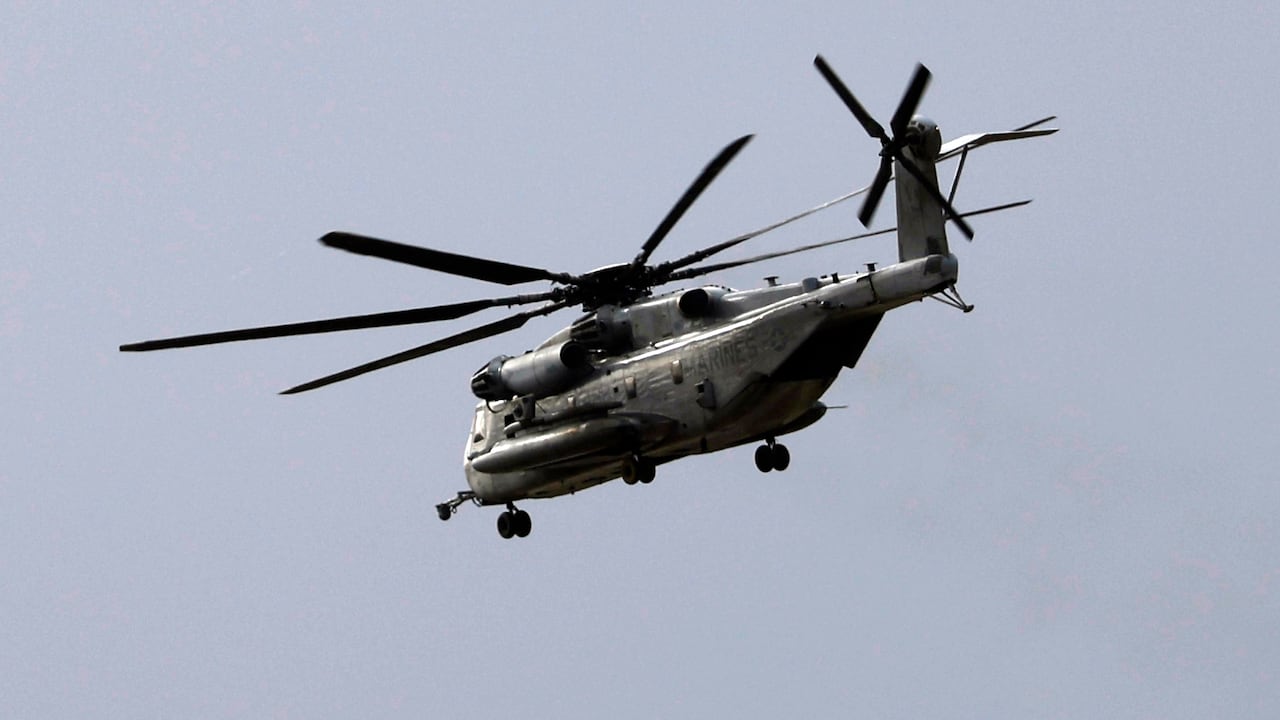 Un helicóptero CH-53E Super Stallion de la Infantería de Marina vuela en misión de entrenamiento en la base aérea de marines Miramar en San Diego, 6 de febrero de 2024. Las autoridades confirmaron el jueves 8 de febrero de 2024 que los cinco marines que volaban en un helicóptero que se estrelló en las montañas en las afueras de San Diego han muerto. El helicóptero CH-53E Super Stallion había desaparecido el martes en la tarde cuando regresaba a la Base Aérea Miramar de la Infantería de Marina en San Diego tras una misión de entrenamiento en la Base de la Fuerza Aérea Creech al noroeste de Las Vegas.(K.C. Alfred/The San Diego Union-Tribune via AP)