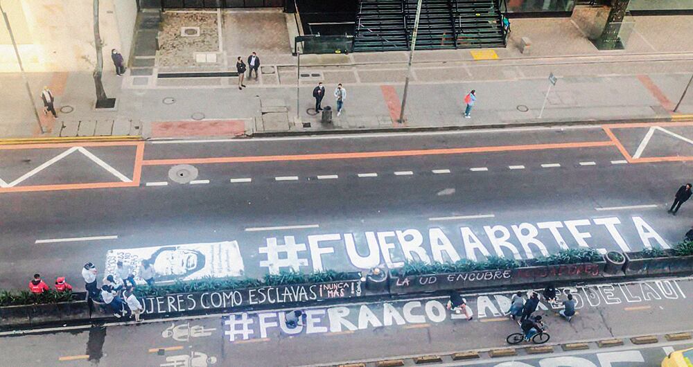 El docente solía repetir, en espacios como reuniones en la cafetería o en los pasillos, que tenía mucho poder en la institución y así se lo hacía saber a sus estudiantes. 