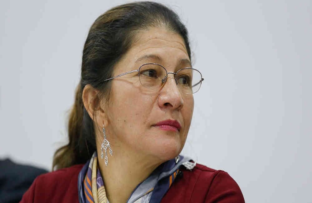  Sandra Ramírez (Senado), la viuda de Manuel Marulanda Vélez, fue designada como negociadora de las Farc y estuvo en Cuba representando a esta organización. Se unió a la exguerrilla cuando tenía 17 años. La falta de oportunidades y los malos días por los que pasaba su familia en La Paz, Santander, terminaron volcandola al movimiento. Una vez allí, se formó en enfermería, comunicaciones e integrando el cuerpo de guardia de la dirección nacional. Tres años después después conoció al fundador de la exguerrilla con quien compartió hasta el día de su muerte. Ha sido uno de los rostros más visibles en La Habana y fue una de las mujeres que lideró el proceso de monitoreo y verificación con la ONU. Ahora, desde el Congreso seguirá su lucha para defender los acuerdos.  Foto: Daniel Reina / SEMANA 