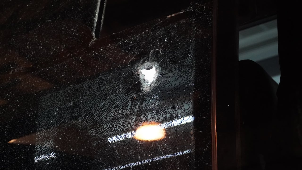 Ataque al bus del Junior por parte de barras de Nacional.