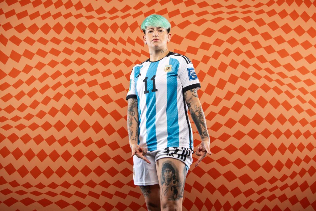 Yamila Rodriguez mostrando su tatuajes de Diego Armando Maradona.