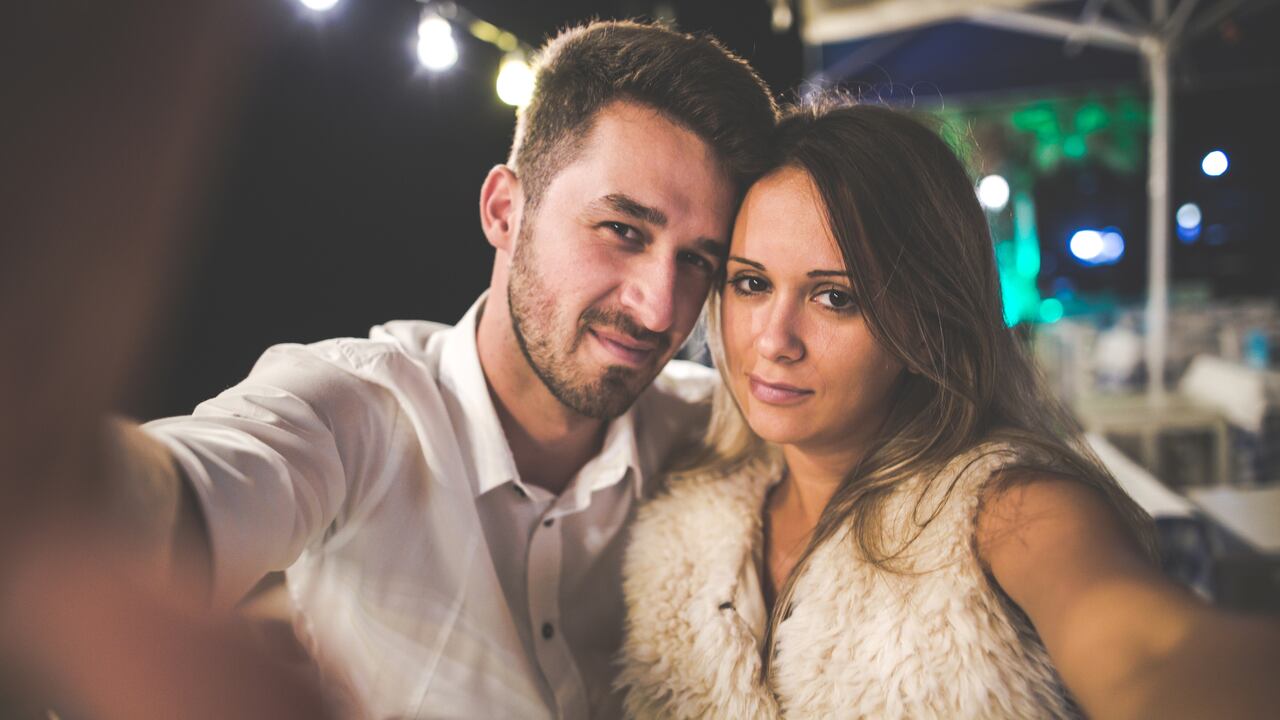 Pareja tomándose una selfie.