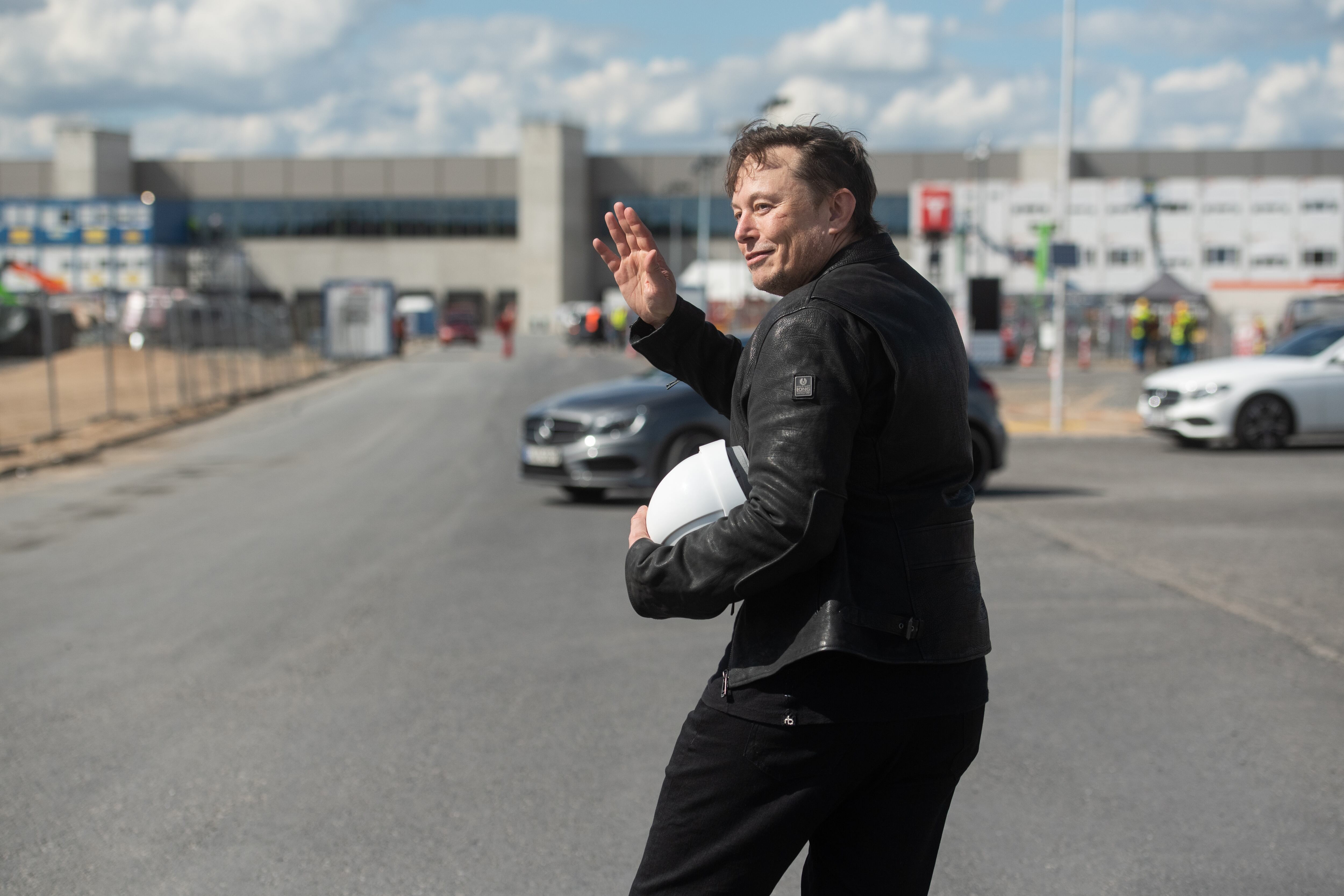 Elon Musk, programador y empresario envía ayuda a Ucrania.