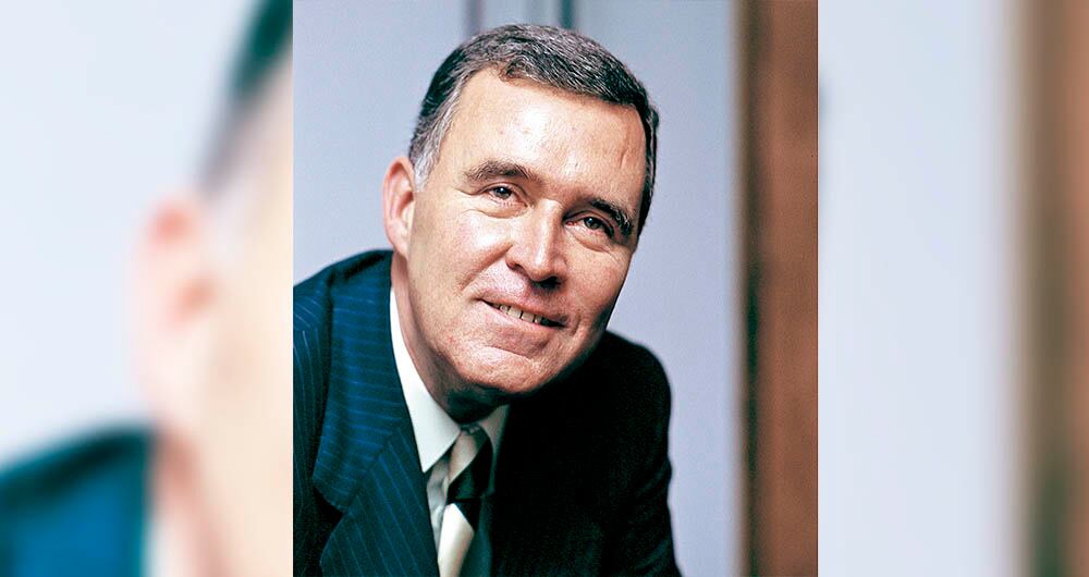 Ex gerente de la Empresa de Energía Eléctrica de Bogotá, fue procesado y condenado en Colombia por los delitos de enriquecimiento ilícito y falsedad en el proceso de construcción de la central hidroeléctrica del Guavio.