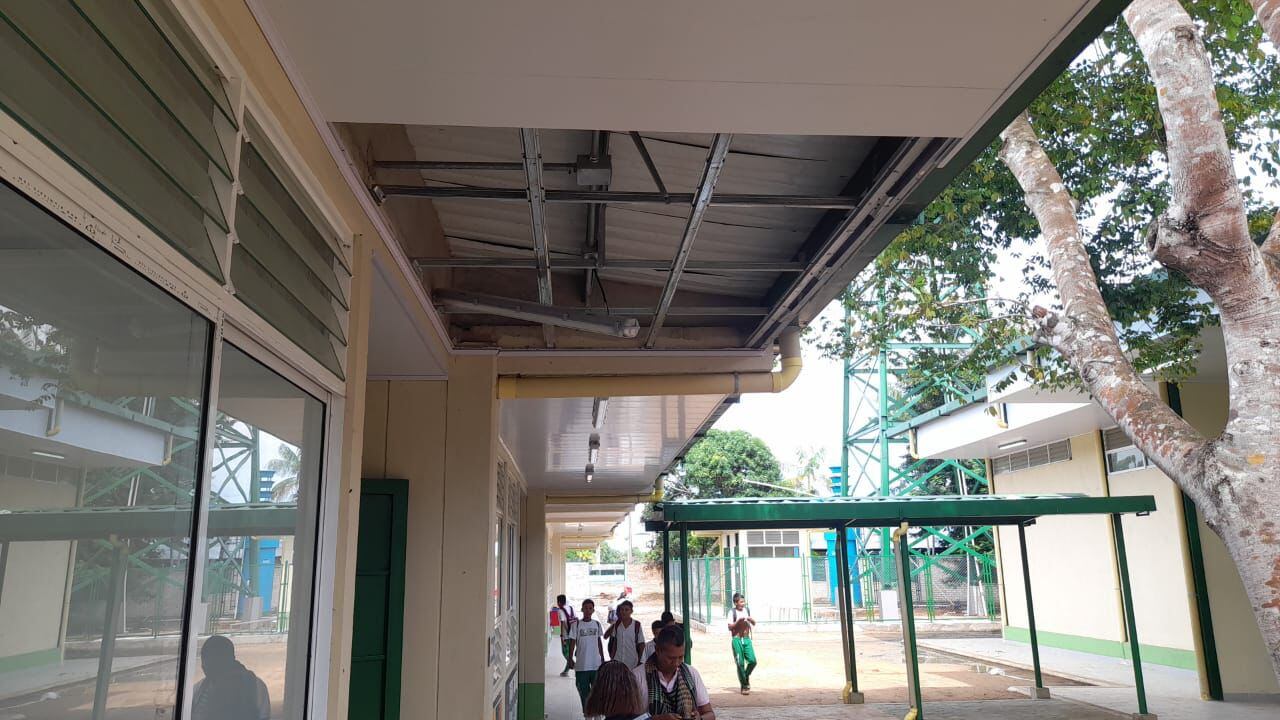 Colegio recién inaugurado se cae a pedazos: niños indígenas estudian con temor a que el techo les caiga encima