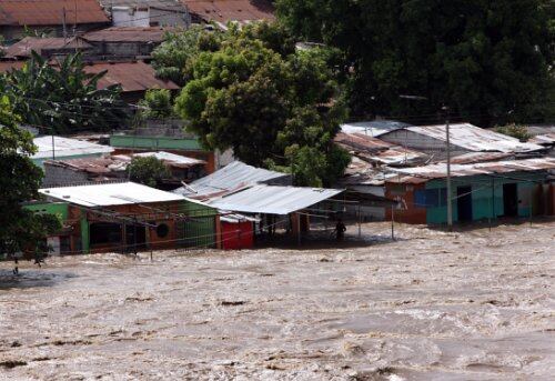 Amenazante pasa el río Magdalena por el municipio de Honda en el Tolima. Sus habitantes coinciden en decir que desde la avalancha de Armero, hace 23 años, no habían visto una creciente tan grande como la de este año.