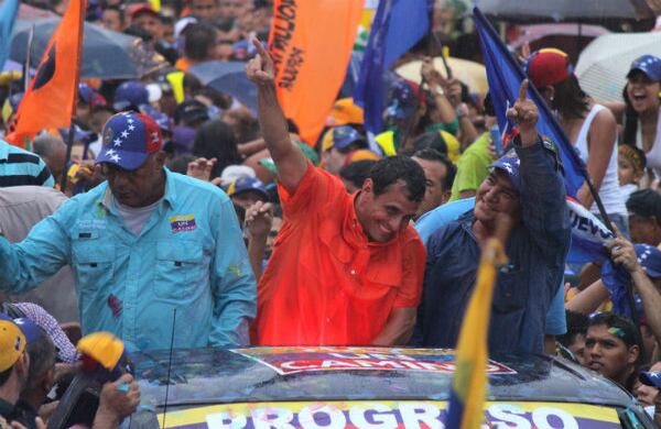 El candidato presidencial, Henrique Capriles Radonsky durante una caravana electoral en la ciudad de San Juan de los Morros, estado Guárico (Venezuela).
