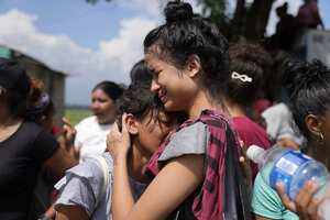 Familiares de presos lloran durante la intervención en el centro penitenciario de Tocorón, en Tocorón, Venezuela, el miércoles 20 de septiembre de 2023. Militares ejecutaron la intervención en un intento de desmantelar una de las bandas criminales en el país, de acuerdo con el ministro de Interior, el almirante en jefe Remigio Ceballos. (AP Foto/Ariana Cubillos)