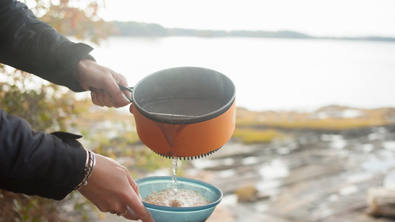 El agua de arroz puede ayudar a combatir varios síntomas de esta afección.